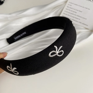 Serre-tête élégant en tissu noir avec broderie blanche et étiquette faite à la main