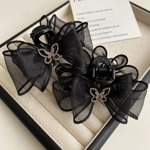 Pince à cheveux avec nœud en maille et papillon en strass brillant sur boîte velours