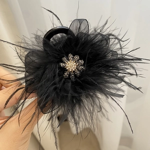 Elegant 8cm black feather hair claw clip with a sparkling rhinestone sunflower center