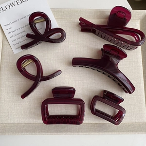 Set di mollette per capelli rosso vino in resina traslucida con forme diverse