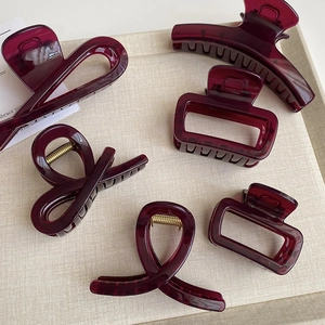 Set di eleganti mollette per capelli rosso intenso in varie forme geometriche