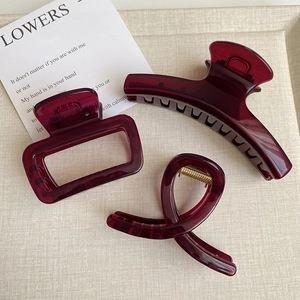 Set di tre mollette per capelli in acrilico rosso vino con elegante finitura opaca