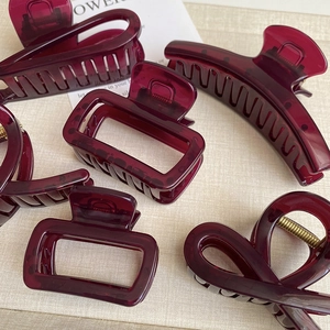 Eleganti mollette per capelli in resina bordeaux in varie forme geometriche per donna