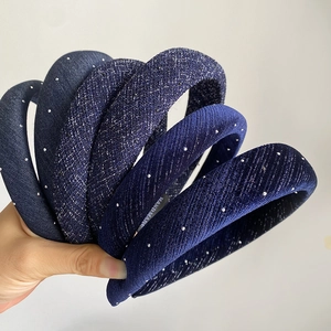 Détail d'un ensemble de serre-têtes bleu foncé en denim, paillettes et perles