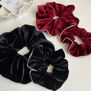 Chouchous en velours bordeaux et noir avec bordure dorée en deux tailles différentes