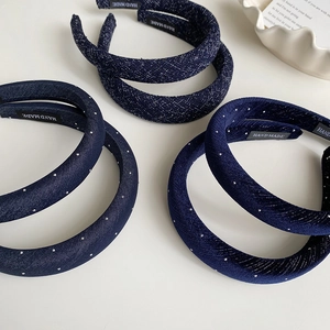 Détails de serre-têtes faits main bleu marine avec perles élégantes et textures tweed