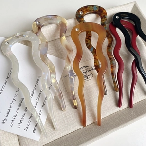 U-shaped acetic acid hair pin with single diamond in various marble and tortoiseshell patterns