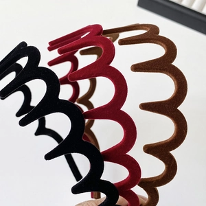 Détail de serre-têtes ondulés floqués en noir, rouge vin et marron moka