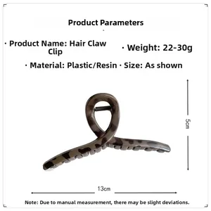 Détail d'une grande pince à cheveux léopard avec dimensions de 13 cm de long et 5 cm de haut