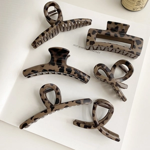 Collection de grandes pinces à cheveux léopard dans divers styles vintage en résine
