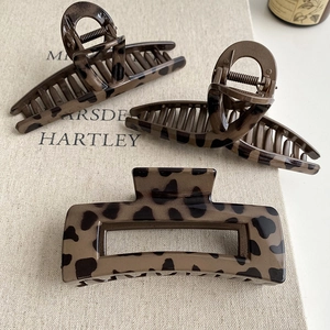 Lot de trois pinces à cheveux à motif léopard avec des styles arrondis et rectangulaires