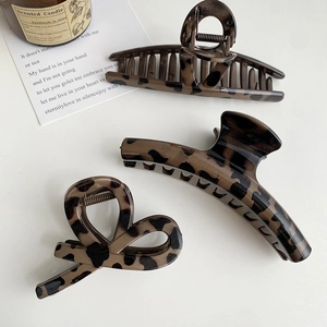 Lot de trois grandes pinces à cheveux léopard aux formes variées en résine vintage