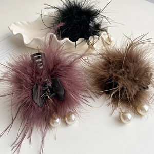 Pince à cheveux élégante avec plumes et pompons en perles noires, bordeaux et marron