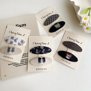 Lot de barrettes à cheveux avec chats brodés et motifs à carreaux sur carte