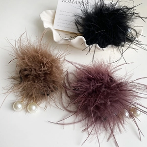 Pinces à cheveux élégantes en plumes noires, camel et bordeaux avec pampilles perles