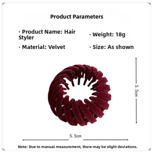 Détail macro de la pince à cheveux velours bordeaux montrant 5,5cm de diamètre et 18g
