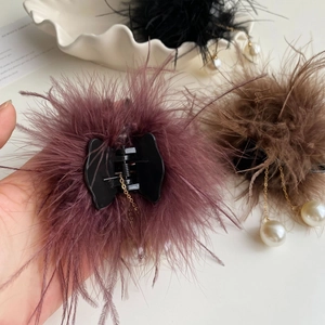 Détails de pinces à cheveux de luxe avec plumes douces, chaînes dorées et glands perle