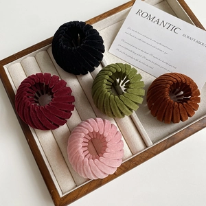Détail des pinces à cheveux nid d'oiseau en cinq couleurs velours pour chignon et queue