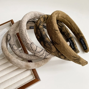 Padded ink-print headbands in four colors with high-top sponge design and handmade labels
