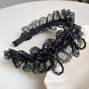 Serre-tête élégant en dentelle noire avec sequins et perles pour une coiffure chic
