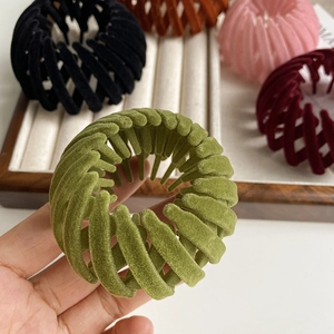 Pince à cheveux nid veloutée au design rétractable et finition floquée pour femmes