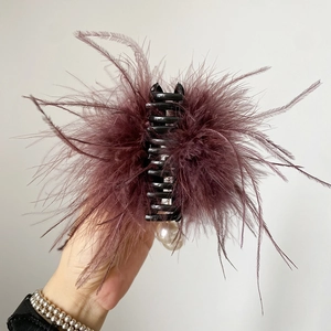Pince à cheveux élégante en plumes bordeaux avec perle pour une coiffure volumineuse