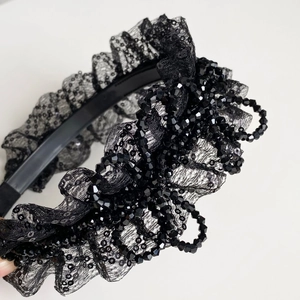 Détails de serre-tête en dentelle noire avec des paillettes brillantes et perles
