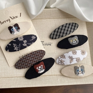 Détail d'un lot de barrettes coréennes avec chats brodés et motifs floraux