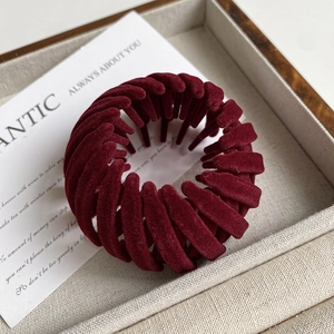 Détail de l'anneau à cheveux extensible en velours floqué rouge vin de style vintage