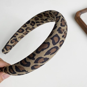 Detail shot of vintage leopard print headband featuring a thick fabric texture and padding
