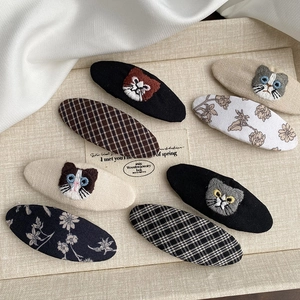 Détail du lot de 8 barrettes avec chats brodés et motifs en tissu écossais et fleuri