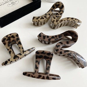 Vintage leopard print hair claw clips set in brown resin for elegant hair styling