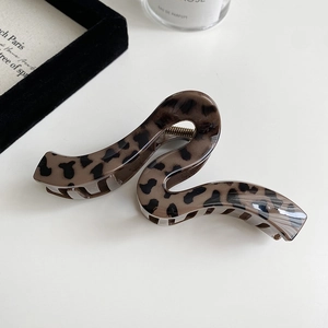 Detail of the large S-shaped wave hair claw clip in a vintage brown leopard pattern
