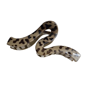 Elegant S-curve leopard print hair claw clip in vintage brown and black tortoiseshell