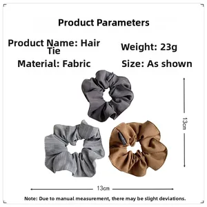 Détail de chouchous en tissu large gris et marron avec texture rayée élégante