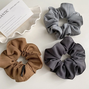 Lot de trois chouchous en tissu rayé marron et gris avec étiquettes tissées élégantes