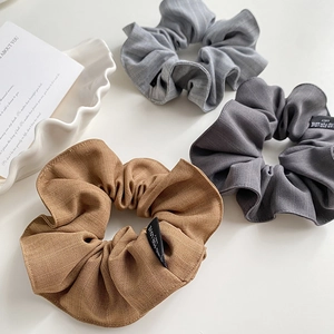 Trois chouchous en tissu de qualité supérieure marron et gris avec étiquettes Lucky For Love
