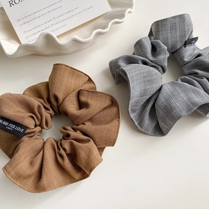 Détails des chouchous en tissu tissé kaki et rayé avec des étiquettes de style chic