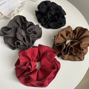 Ensemble détaillé de quatre chouchous en tissu plissé multicouche aux tons rétro