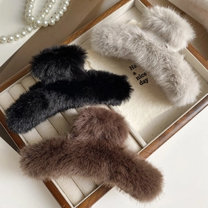Eleganti mollette per capelli in ecopelliccia nera, grigia e marrone per acconciature autunno