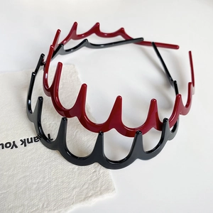 Cerchietti ondulati in resina lucida neri e bordeaux con dentini antiscivolo