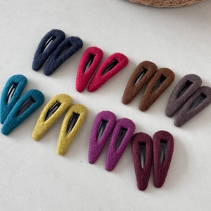 Lot de huit paires de barrettes goutte en feutre aux couleurs variées d'automne et d'hiver