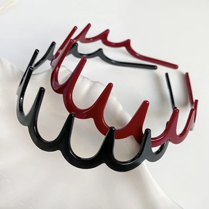 Set di cerchietti ondulati in resina lucida neri e bordeaux con denti antiscivolo moda