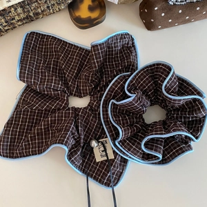 Haargummi-Set mit braunem Karomuster und blauer Paspelierung im eleganten koreanischen Stil