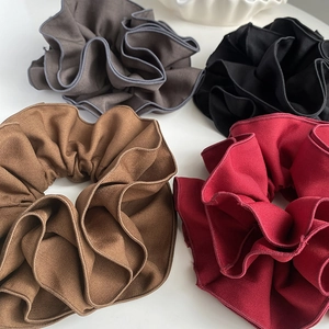 Lot de quatre chouchous élégants aux tons sombres avec texture de tissu froissé