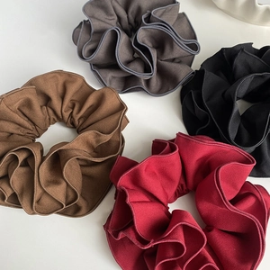 Lot de quatre chouchous plissés surdimensionnés en tons marron, gris, noir et rouge foncé