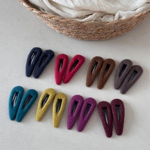 Vue détaillée de barrettes goutte en tissu de laine coloré en huit couleurs assorties