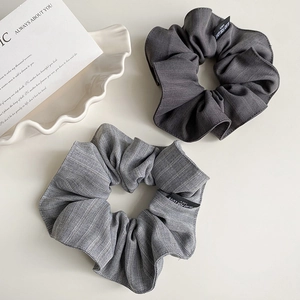 Lot de deux chouchous minimalistes en tissu à rayures tennis en gris foncé et clair
