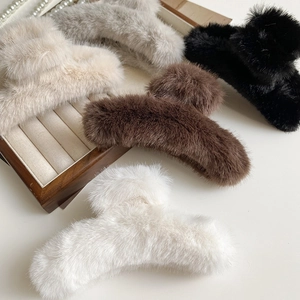Set di grandi fermagli per capelli in finta pelliccia felpata in colori neutri