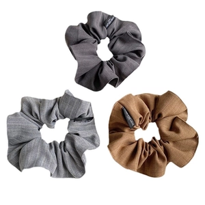 Ensemble de trois chouchous en tissu minimaliste gris et marron avec texture rayée
